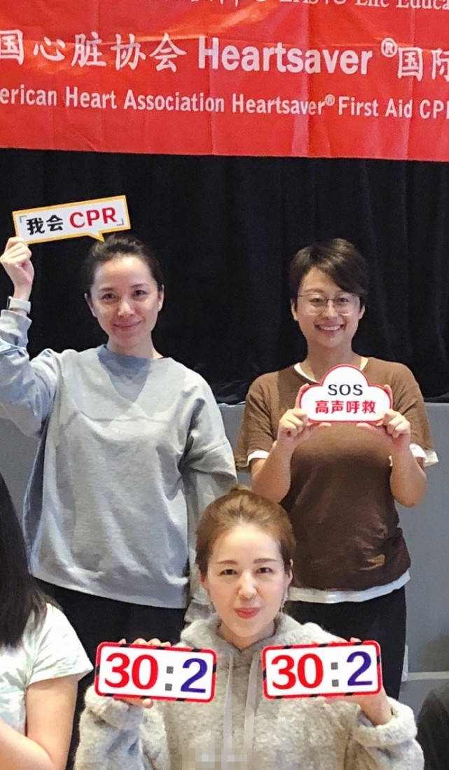 靳东老婆与妹妹合影,素颜笑出一脸褶