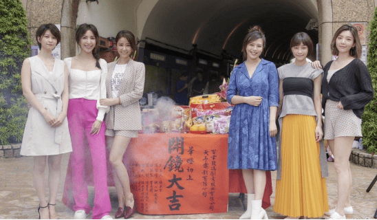 林心如新戏路透图,身材高挑但面部下垂无少女感