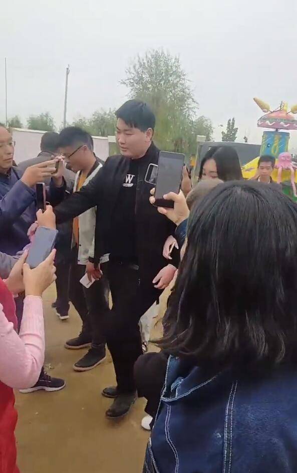 大衣哥儿子儿媳超甜蜜，小伟主动帮媳妇提包，