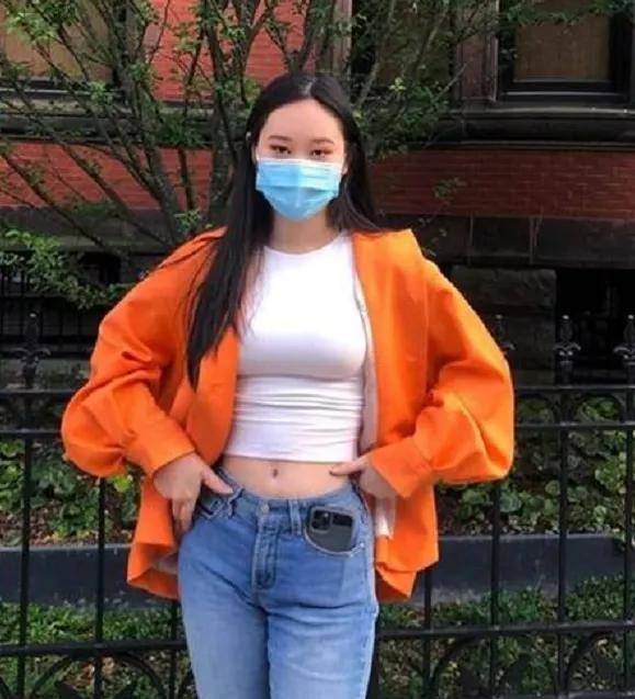 女儿晒身材自称交通锥，看完脸，终于明白李连