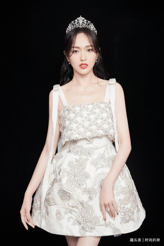 代名词|唐嫣还真是小可爱的代名词呢！清新小裙子的搭配，简直不要太甜了