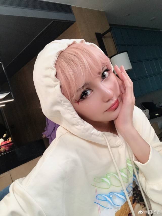 脸蛋|周扬青大秀公仔妆,粉发泪钻配透亮水嫩脸蛋,整个人美如洋娃娃