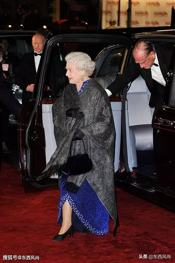 女王|94岁女王个人风格极其鲜明，不论穿什么颜色，总是搭同一款包包