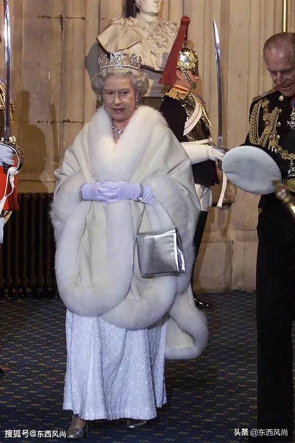 女王|94岁女王个人风格极其鲜明，不论穿什么颜色，总是搭同一款包包