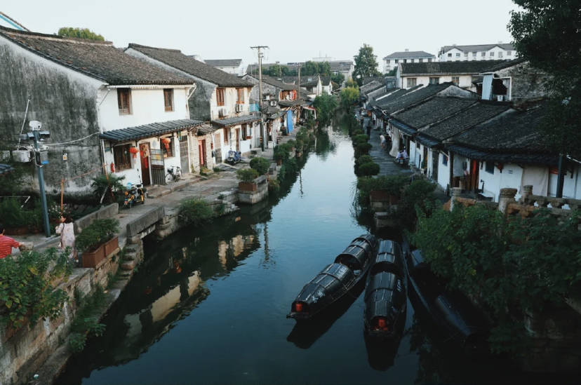 浙江这一古镇,街道上不是充满游客的商业化,而是盈满香气的腊味