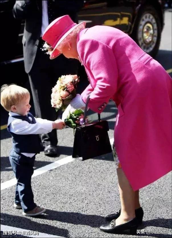 女王|94岁女王个人风格极其鲜明，不论穿什么颜色，总是搭同一款包包