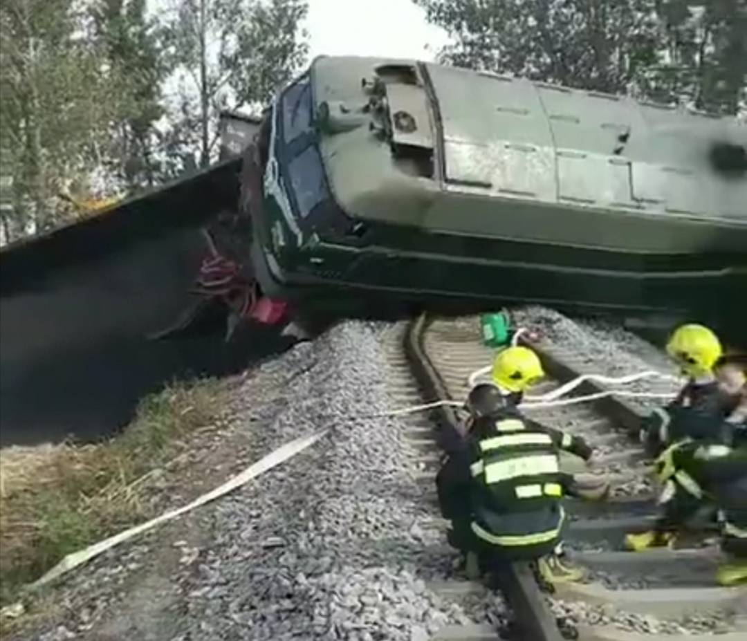 安徽宿州渣土车与运煤火车相撞导致火车头脱轨侧翻,2名司机受伤