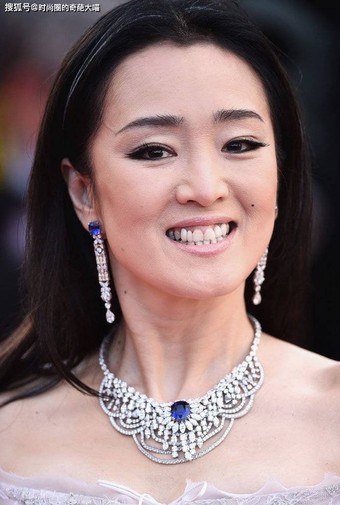 娜扎|娜扎颜值太能打！生图下皮肤嫩似剥壳鸡蛋，把关晓彤按在地上摩擦