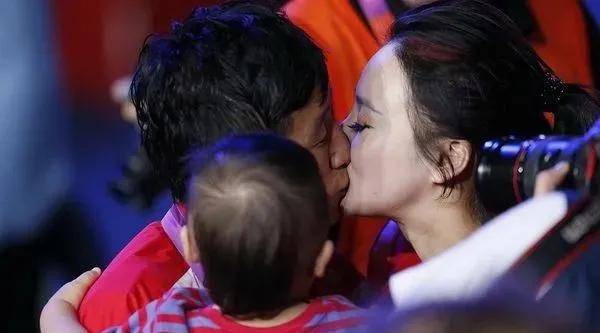 拳王邹市明为冉莹颖庆生,晒娇妻美照,却管她叫兄弟