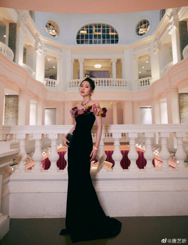 张若昀|唐艺昕产后首秀尽显女人味，窈窕身材抢镜，张若昀双重表白超甜蜜