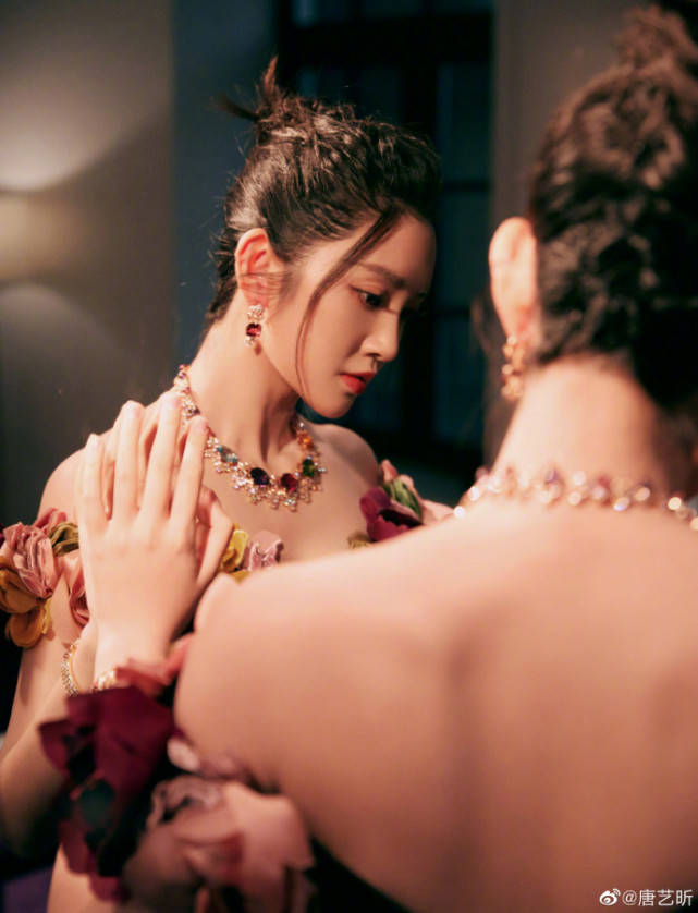 张若昀|唐艺昕产后首秀尽显女人味，窈窕身材抢镜，张若昀双重表白超甜蜜