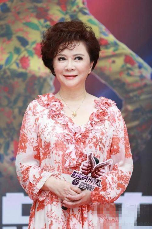 皱纹|蔡明不惧脸上的皱纹，大胆展露毫不掩饰，和时髦的穿搭成鲜明对比