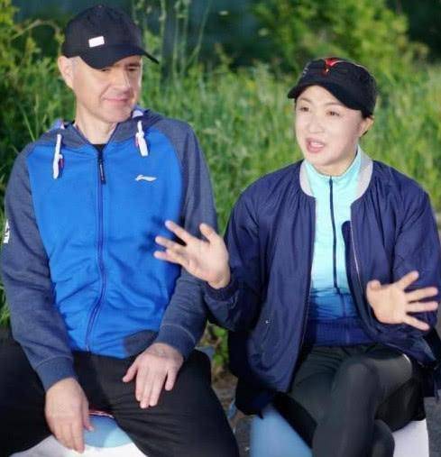 旗袍|53岁金星看秀太女人,灰裙大红唇显贵气,油光满面皱纹遮不住