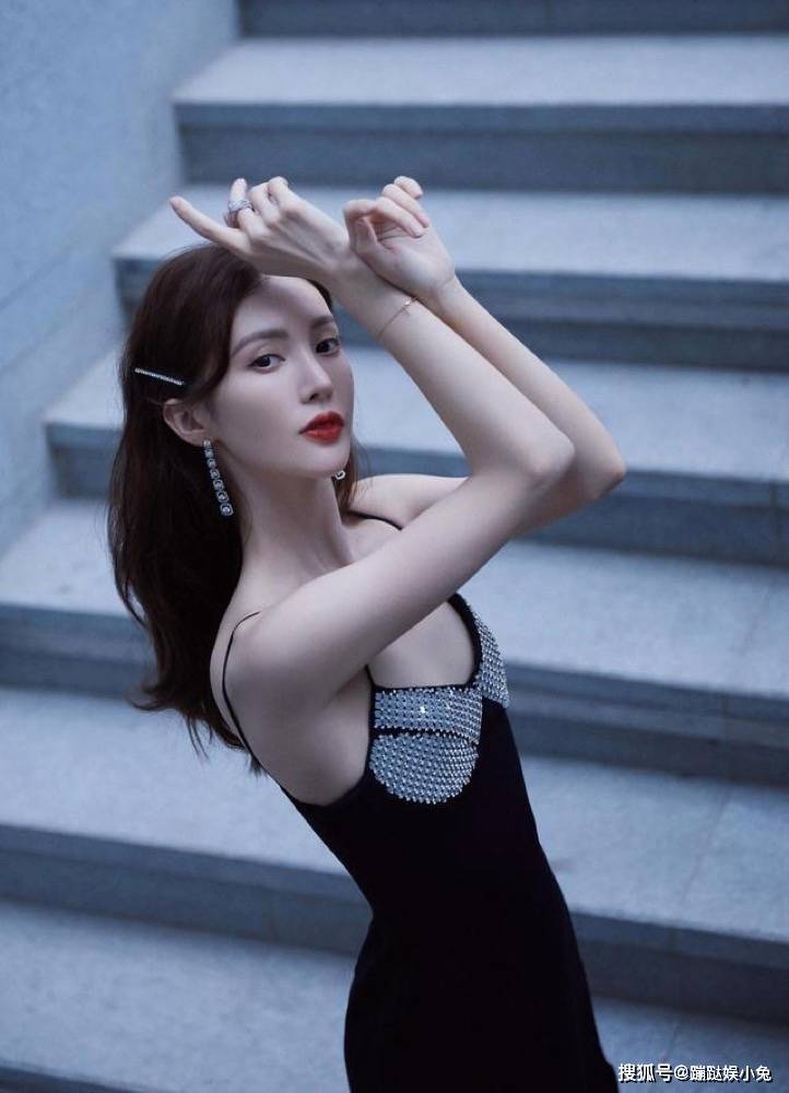 手机壁纸图片女生 高级感 cf4ca31b4f794f70b1ec41854227a7c4.jpeg