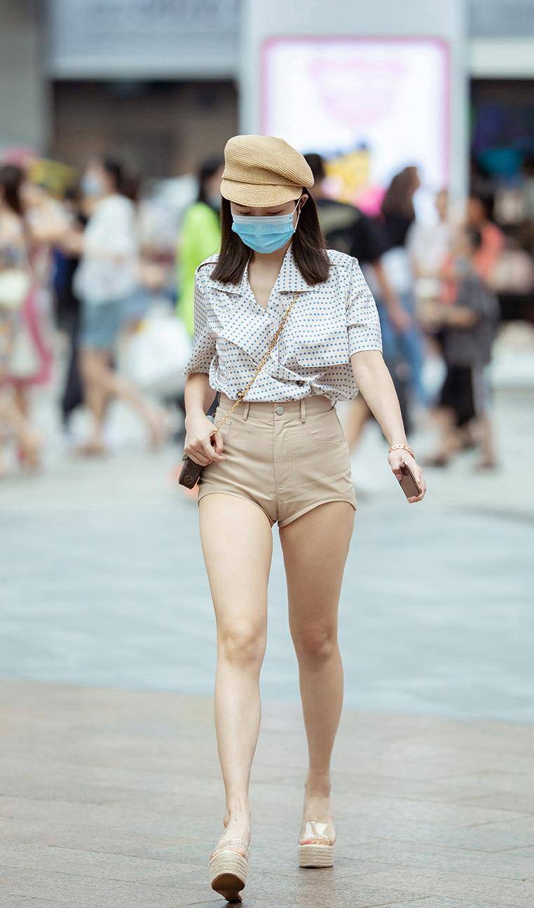 凉鞋|坡跟凉拖鞋搭配高腰短裤，不仅表现大长腿，还让整体造型提升档次