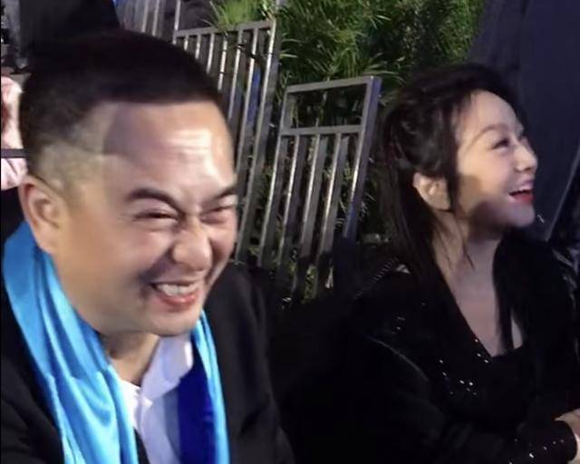 张嘉益碰到老友闫妮,笑成眯眯眼太开心!
