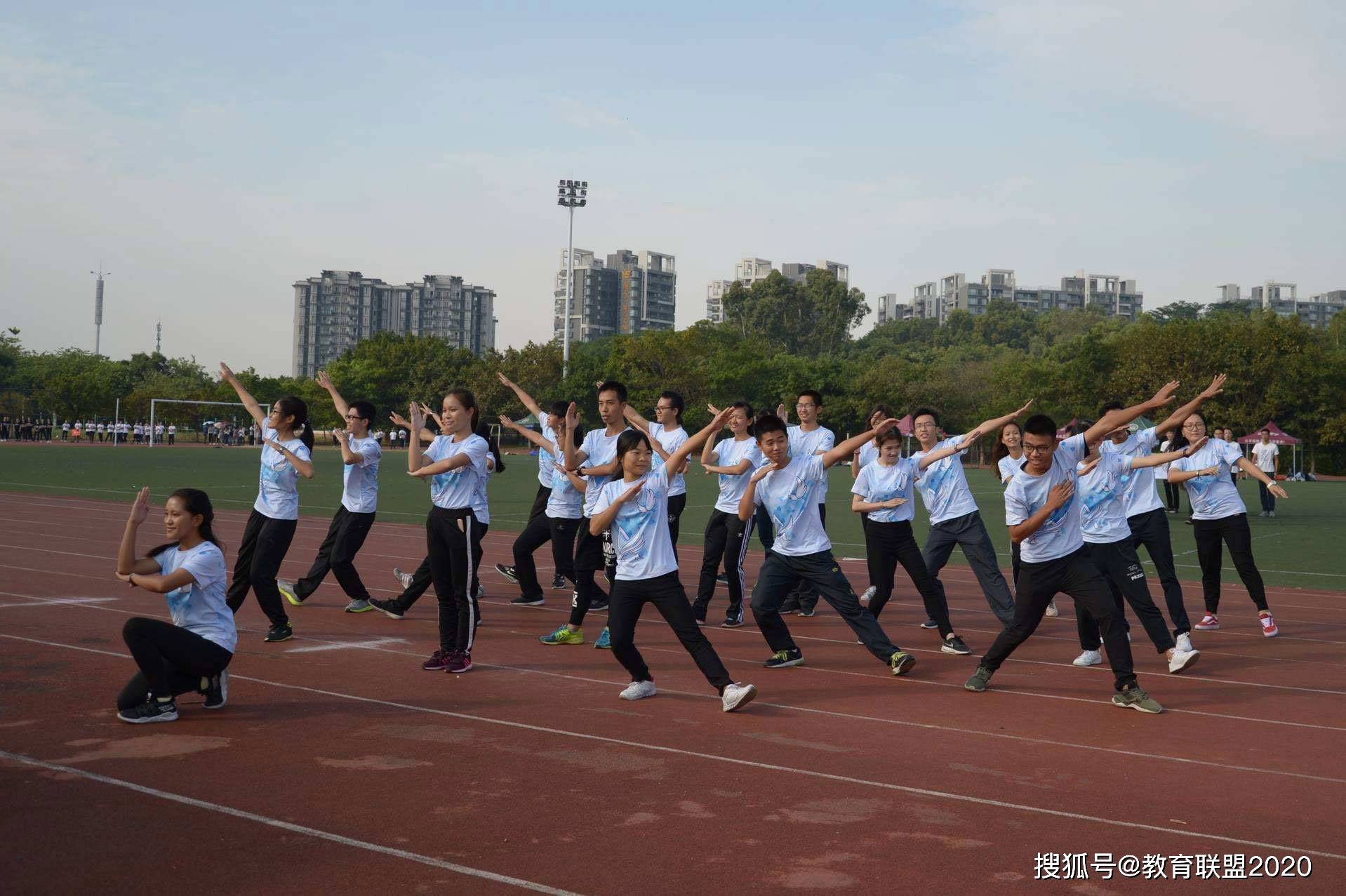 中学生运动会"撩上衣"撩到谁的痒处?校方回应!_手机搜狐网