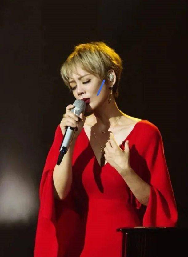 宁静|宁静出席活动挑错妆容，土黄色肤配超短发，脖子和脸颜色不一