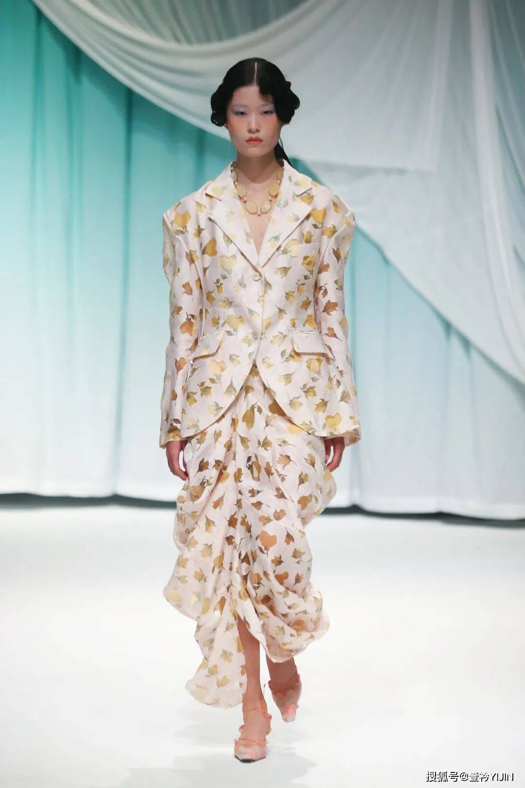 女性|新锐品牌yuhan wang国内首秀 | 极致的浪漫主义,拥抱女性的柔软力量