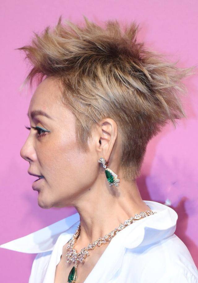 宁静|宁静出席活动挑错妆容，土黄色肤配超短发，脖子和脸颜色不一