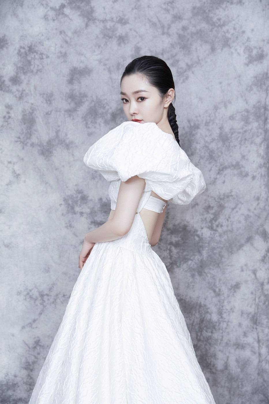 镂空|宋轶官宣成为知名珠宝品牌好友 镂空长裙出席活动优雅大方