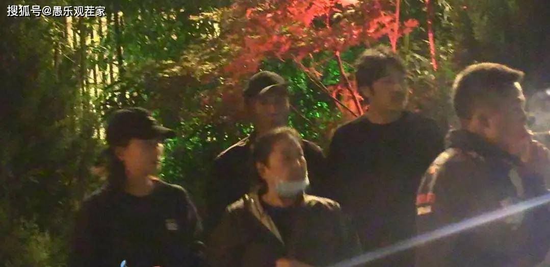 殷桃与男友家人聚餐照片曝光，与未来婆婆热聊