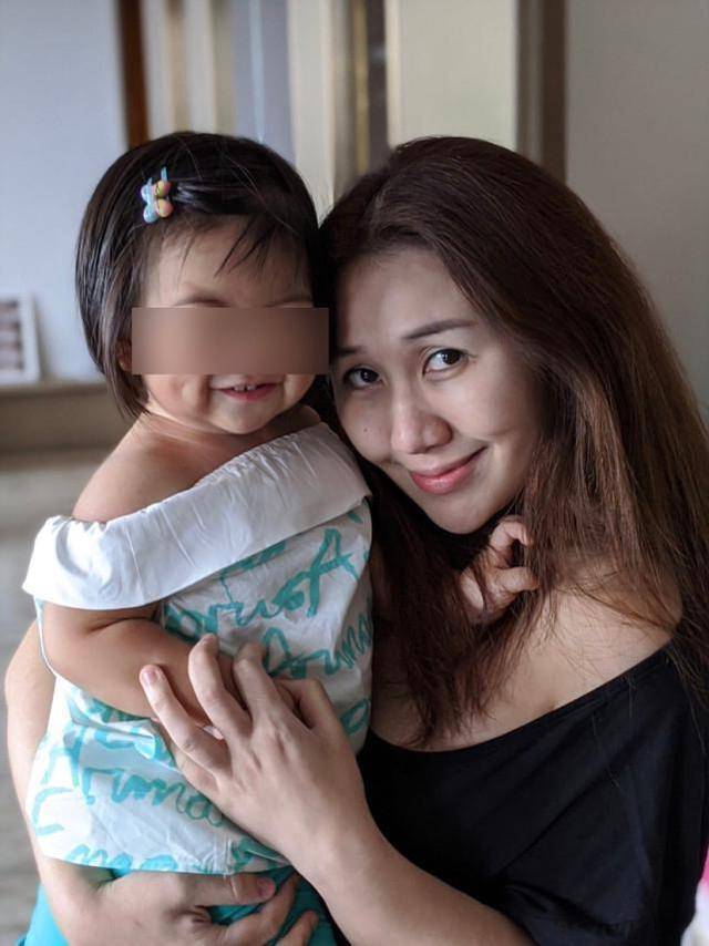 何超盈晒女儿近照，一岁学乘法口诀毫无压力，