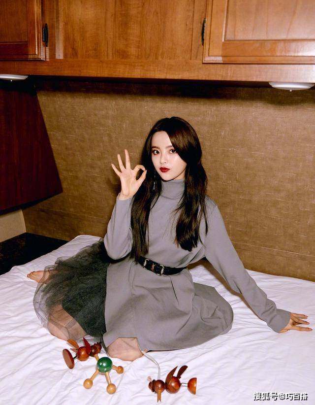 超越|杨超越时尚杂志好美！“又纯又欲”惹人爱，五官精致如同洋娃娃