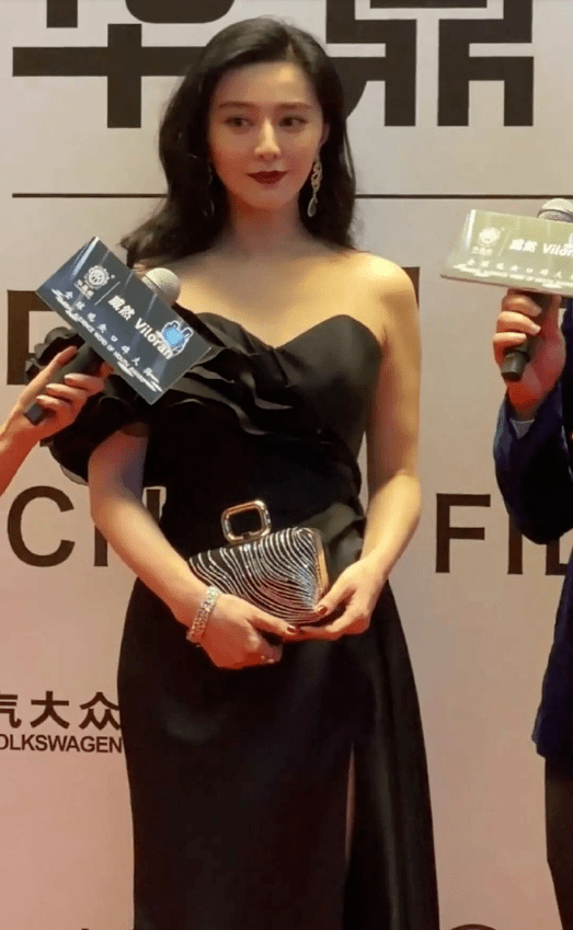 李晨|李晨会后悔吗？范冰冰复出势如破竹，活动站C位、特邀嘉宾身份牛