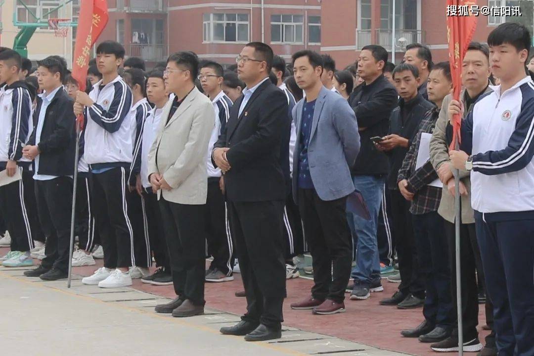 新县二高举行"向国旗敬礼"暨"茉莉月最美教师"颁奖仪式