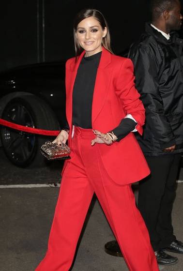 贝拉|春季充满活力的颜色！贝嫂红色高级又精神，贝拉、吉吉十足少女感