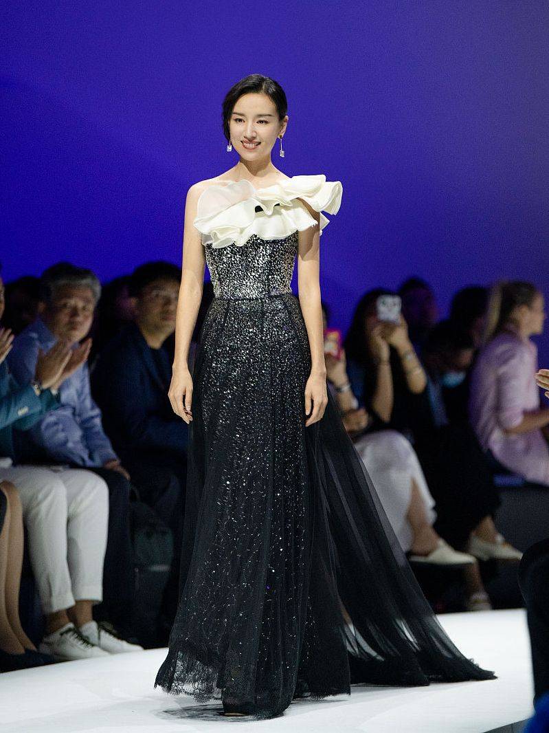 礼服|董洁40岁依然少女，穿斜肩礼服裙尽显好身材，美貌出众气质惊艳