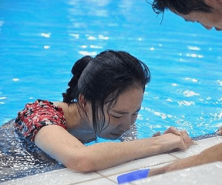 
心疼！女运发动角逐时来“例假” 却咬牙坚持 夺冠后虚脱被抱走_亚博全站APP登录(图1)