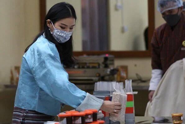 王子|不丹美女王后气质如兰！穿糖果色好活泼，6个月大王子天生明星脸