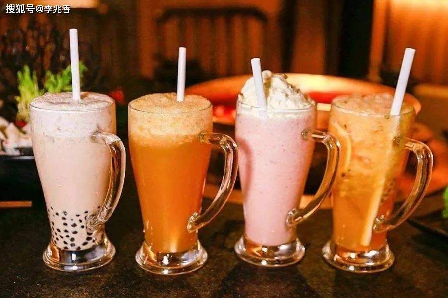 原创秋天的第一杯奶茶是什么梗说说,老板给我来一个超大杯