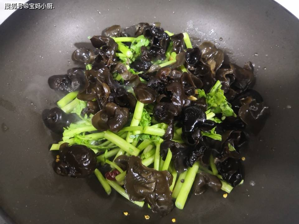 炒什么菜比较养锅 8d58c7a4c6ca454186dce3a5224dc6e8.jpeg