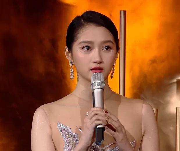 金鹰节|金鹰节开幕魔鬼打灯又来了！宋威龙满脸痘印，张萌脸部肿胀