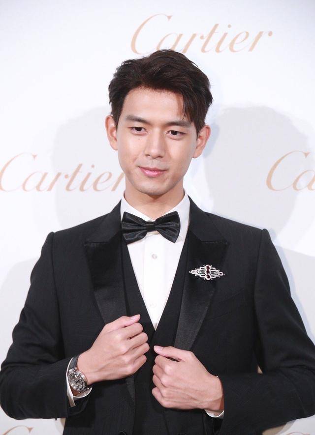 高调|李现终于再次高调！久违红毯造型霸气十足，入围韩国视帝火到国外