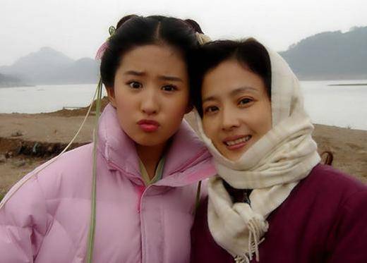 她是刘亦菲母亲，曾退出国籍去美国，女儿回国