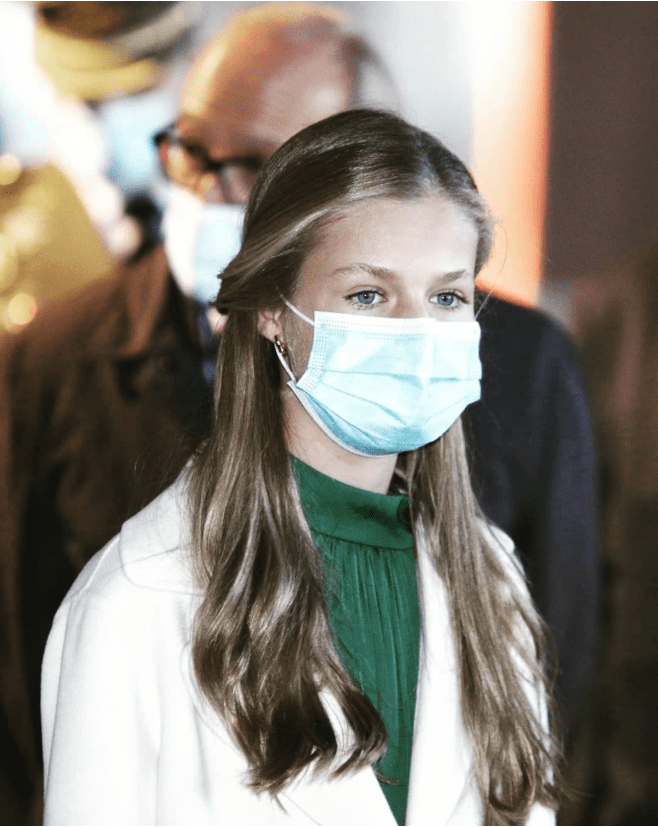 外套|莱昂诺尔穿499元绿裙现身，零下6度外穿白色外套，叠穿显轻熟