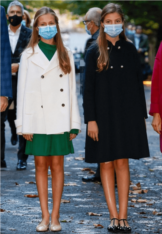 外套|莱昂诺尔穿499元绿裙现身，零下6度外穿白色外套，叠穿显轻熟