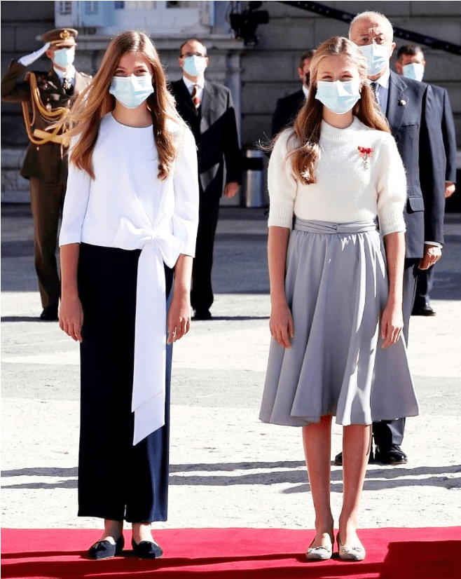 外套|莱昂诺尔穿499元绿裙现身，零下6度外穿白色外套，叠穿显轻熟