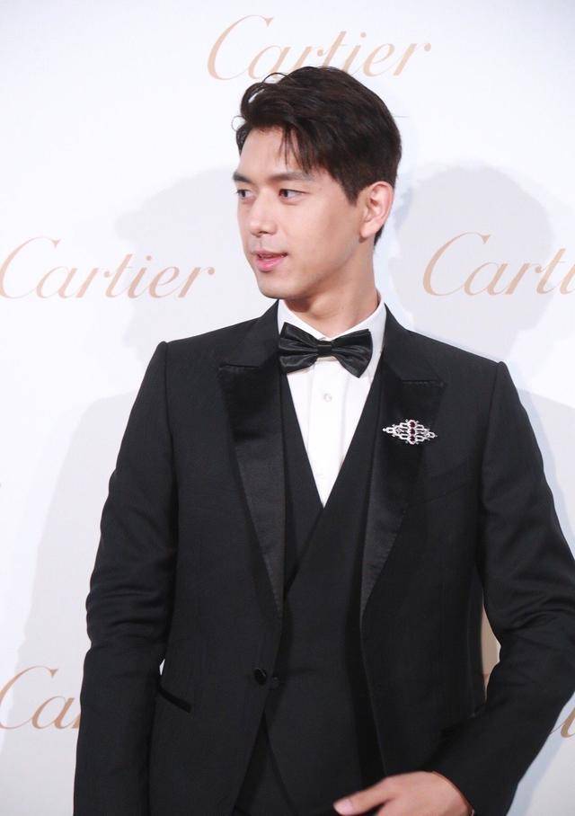 高调|李现终于再次高调！久违红毯造型霸气十足，入围韩国视帝火到国外