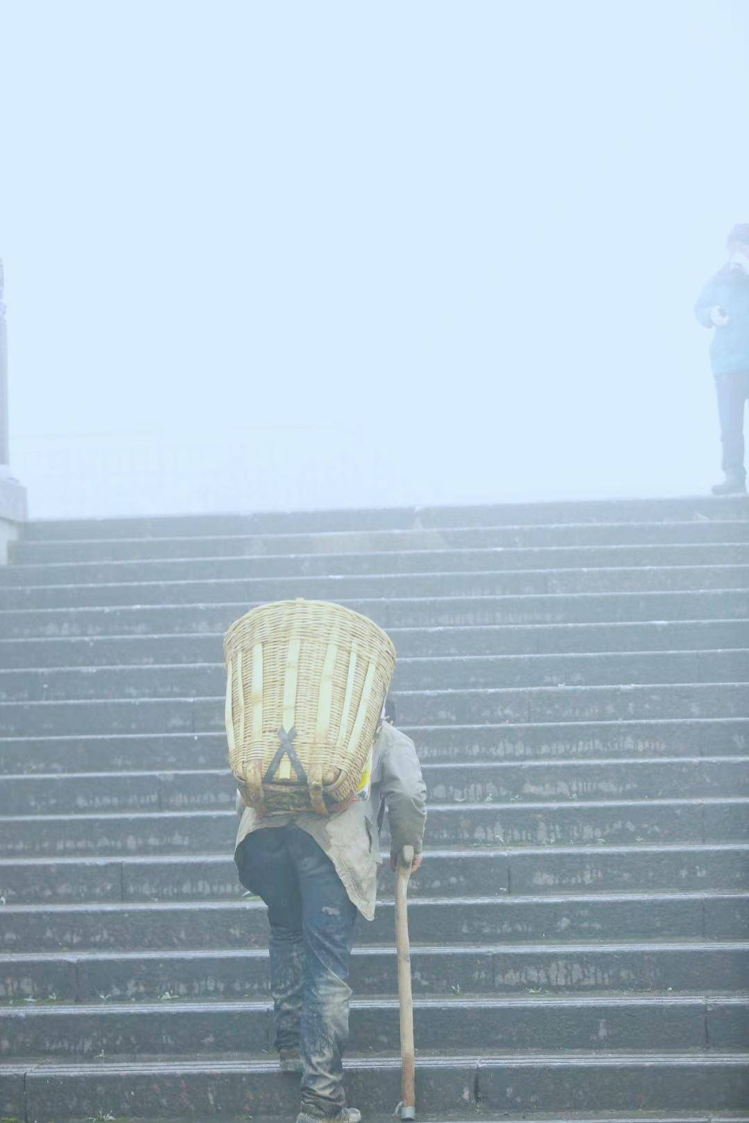 峨眉山路之上,你负重前行,便是最美的风景!