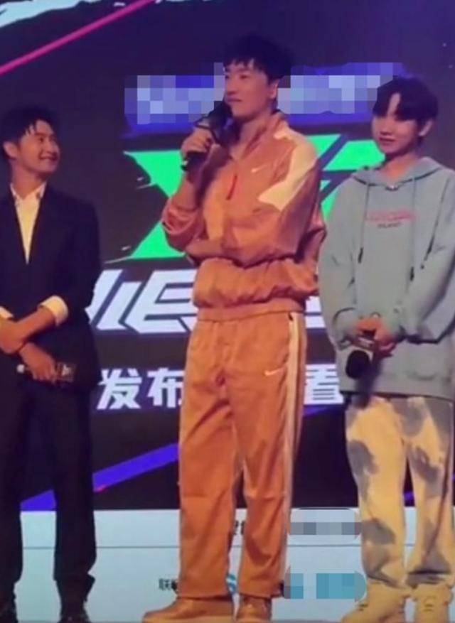 刘翔妻子吴莎干练短发似“假小子”,小腹凸起疑有孕?