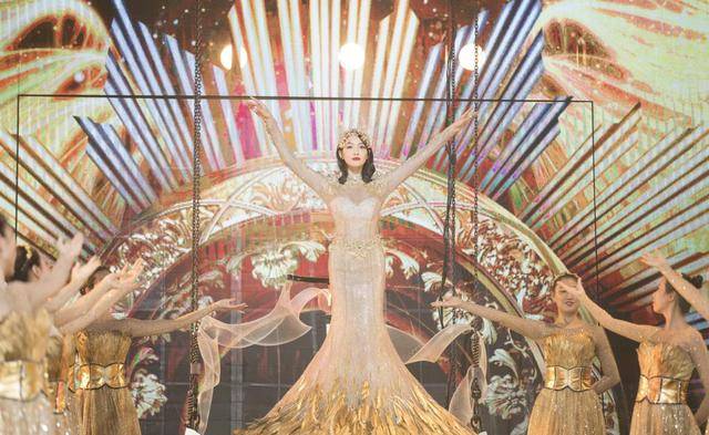 19岁刘亦菲金鹰女神幕后照,看到桌子,当年还在喝AD钙?