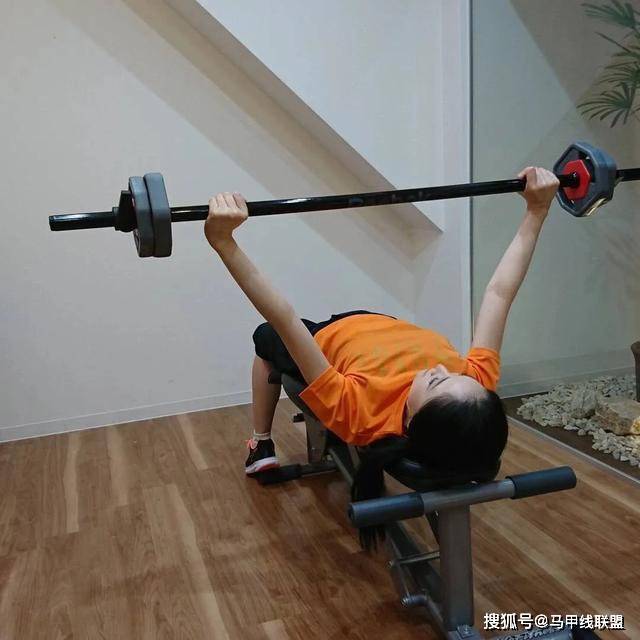 自律|52岁阿姨拿下选美大赛冠军,冻龄身材如同20岁,自律才能抵抗衰老