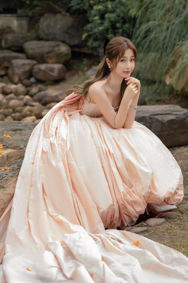 虞书欣|金鹰节颁奖晚会，死亡灯光下只有虞书欣抗住了，宋茜人都变形了