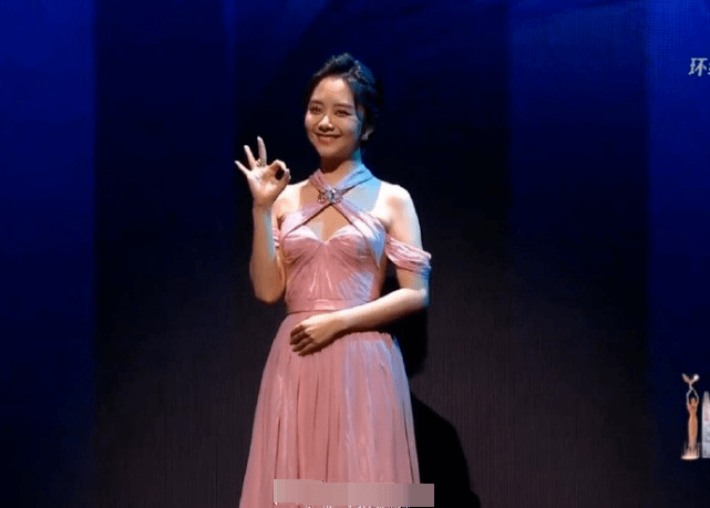 虞书欣|金鹰节颁奖晚会，死亡灯光下只有虞书欣抗住了，宋茜人都变形了