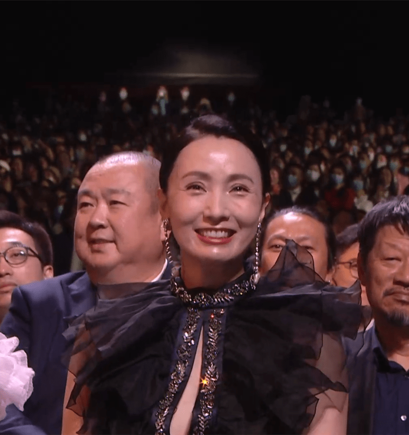 宋茜|金鹰奖镜头：宋茜法令纹夸张，赵丽颖精致又性感，李易峰差点摔倒